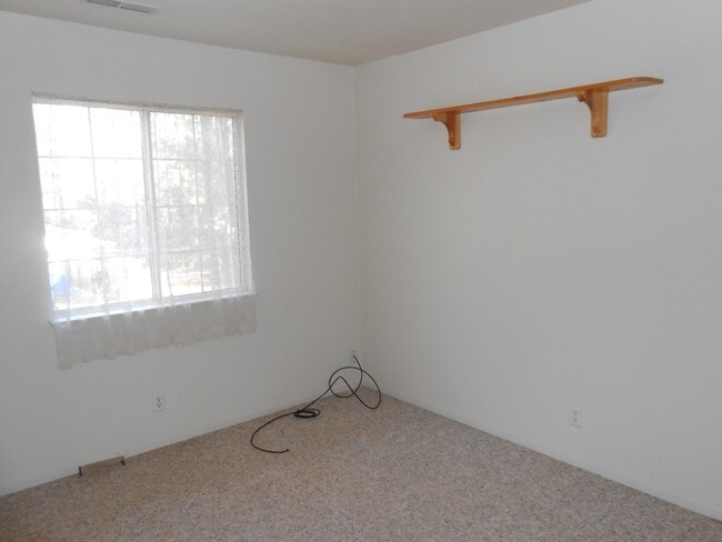 Building Photo - $500 MOVE IN SPECIAL OFF FIRST MONTHS RENT.
