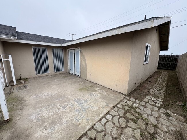 Building Photo - SE Tulare Home Near Shopping Center Rent Ready!