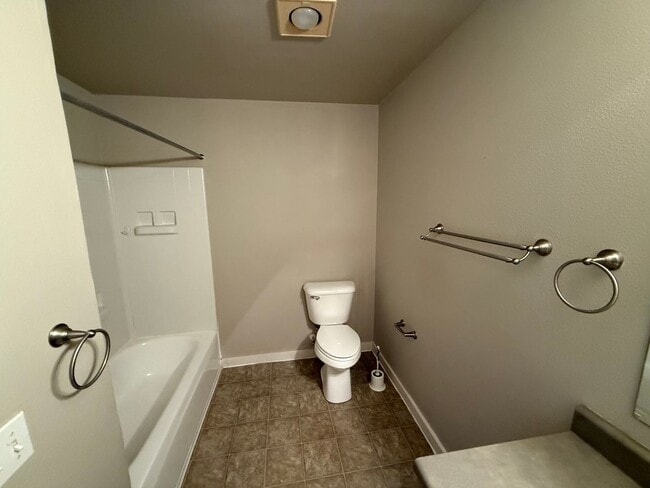 Building Photo - Beautiful Bottom Floor 2bd 1bath Condo For...