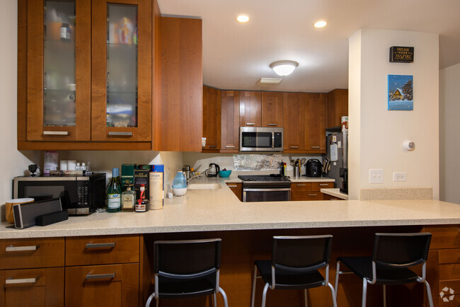 2BR, 2BA - 1135SF - 1326 Chicago Ave.