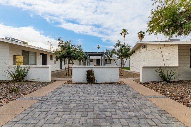 Building Photo - 1 Bed | 1 Bath -  Central Tempe Courtyard Style Unit