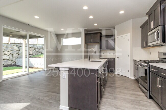 Building Photo - Nearly New Scenic Hill Home with Spacious ...