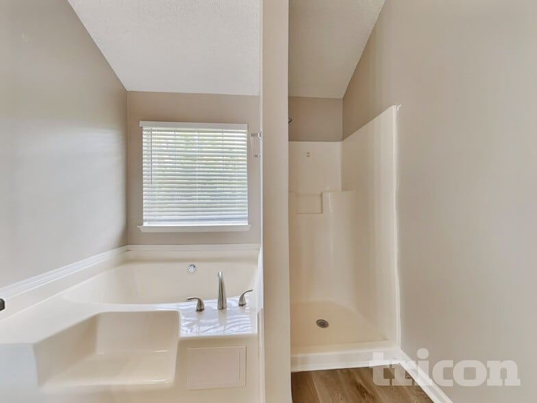 Building Photo - 240 Kings Cove