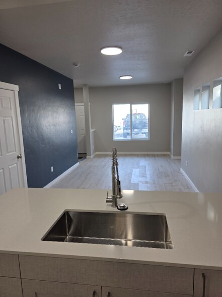 Building Photo - 6737 Saxton Ave