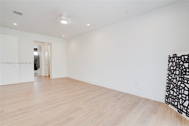 Building Photo - 1805 NW 22nd Ct