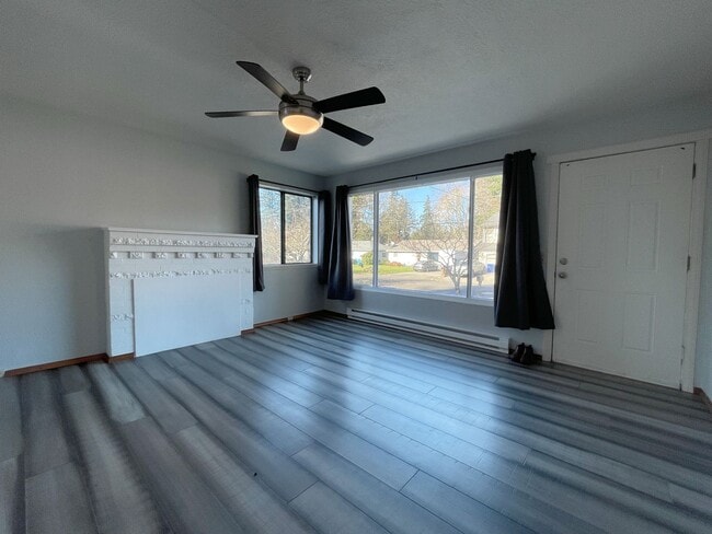 Building Photo - Fantastic Duplex Unit with Washer/Dryer, Parking, Outdoor Space