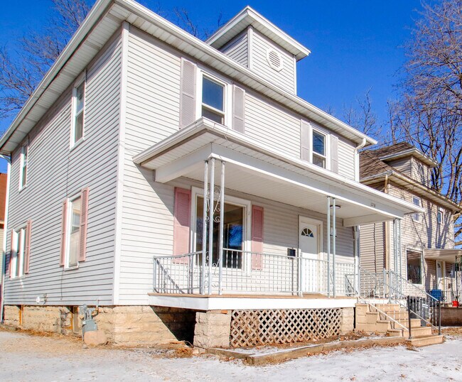 Building Photo - 418 W Irving Ave