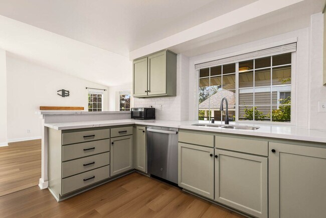 Building Photo - Top-Floor 2BR Condo Near Juanita Beach