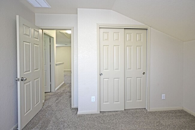 Building Photo - 2231 Hawk Dr