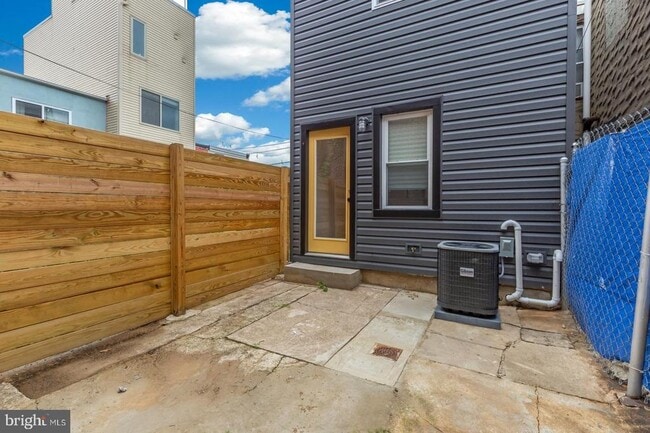 Building Photo - 2039 E Letterly St