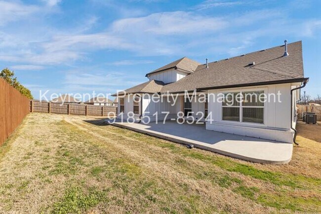 Building Photo - 7104 S Kalanchoe Ave