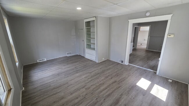 Building Photo - "3 Bedroom Beautifully Updated home on West 81st Street!"