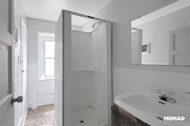 Building Photo - Charming 1BR Duplex in Salem