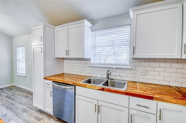 Building Photo - 211 Bumgarner Ave