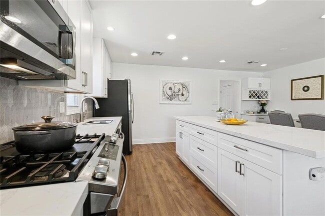 Building Photo - 940 Florida Blvd