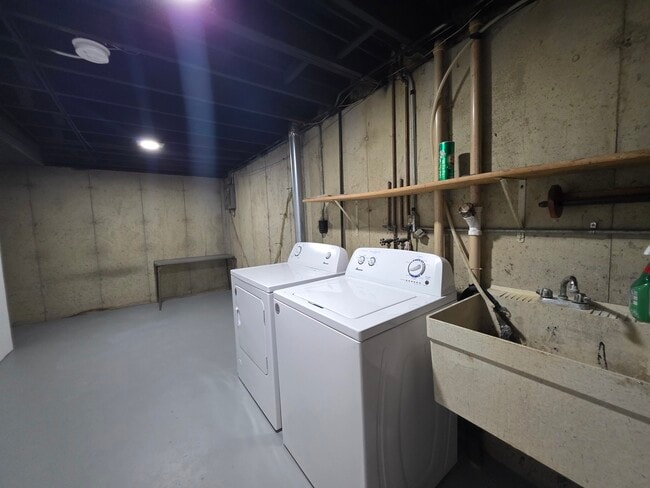 Building Photo - 407 Warner St