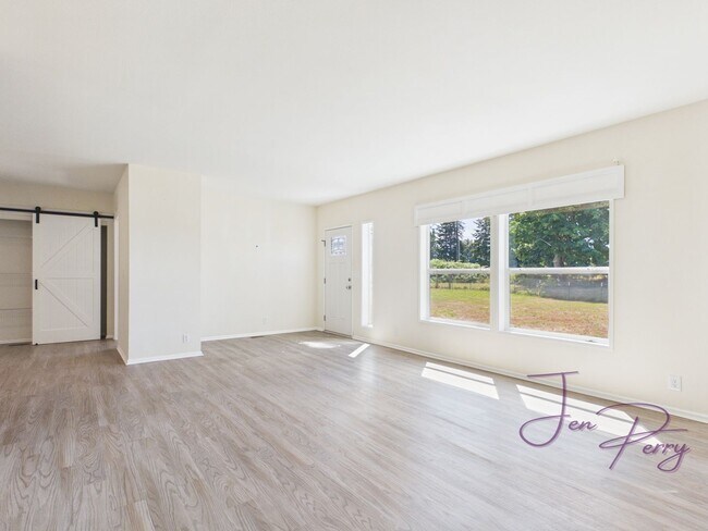 Building Photo - Large Spacious 5 Bedroom House with Fenced Yard