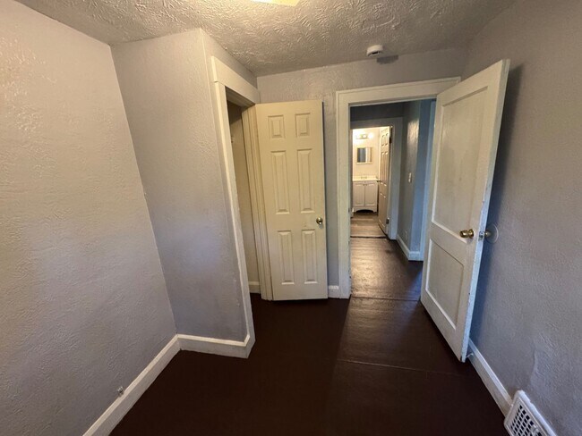 Building Photo - Charming 3-Bedroom Single Family Home Now ...