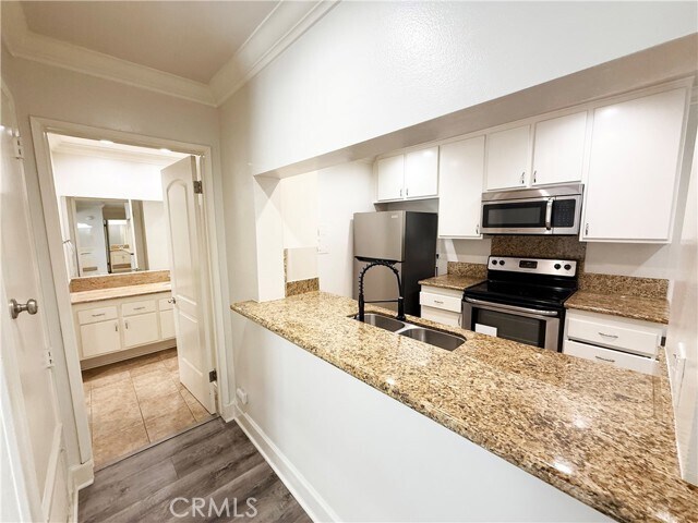Building Photo - 5460 White Oak Ave
