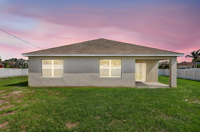 Building Photo - 393 SW Tarra Ave