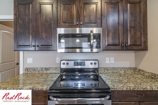 Building Photo - Dog Friendly, Pleasant 4 Bedroom, 2.5 Bathroom Townhome