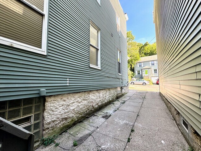Building Photo - 4 bed/2 full bath Rental on Warner - Mins ...