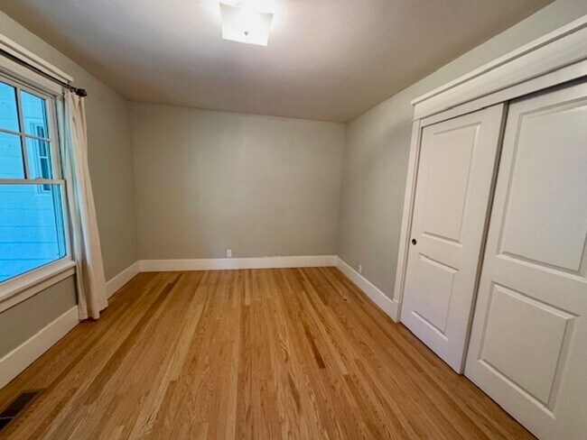 Building Photo - Gorgeous 5 bedroom, 4.5 bath, Westside Dan...