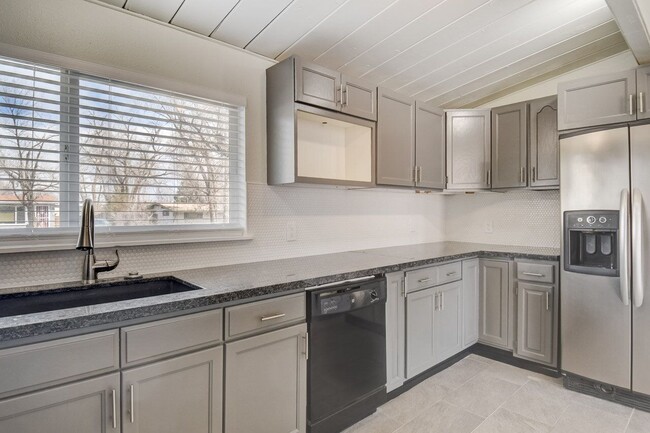 Building Photo - 918 S Arcadia St