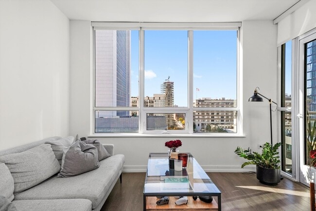 Building Photo - 750 N Hudson Ave