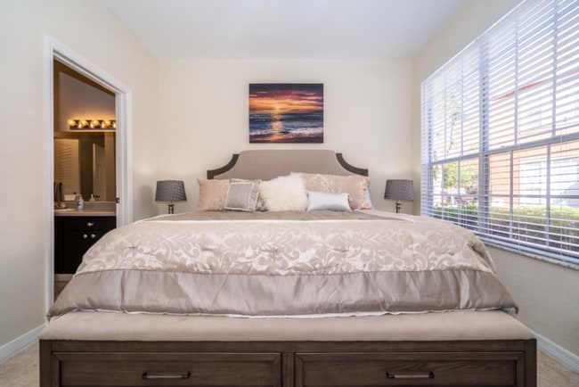 Building Photo - "Charming 2-Bed, 2-Bath Townhouse Retreat in Tampa's Serene White Lake Court!"