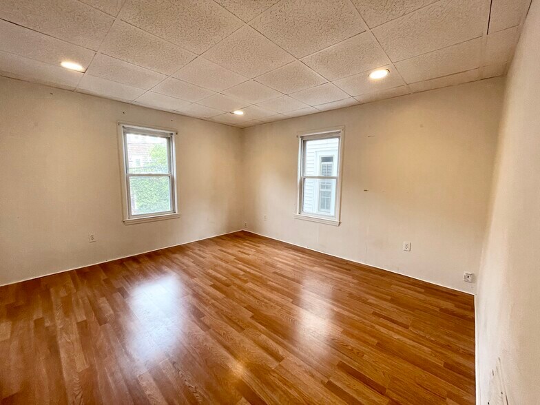 Building Photo - 105 Buttonwood St
