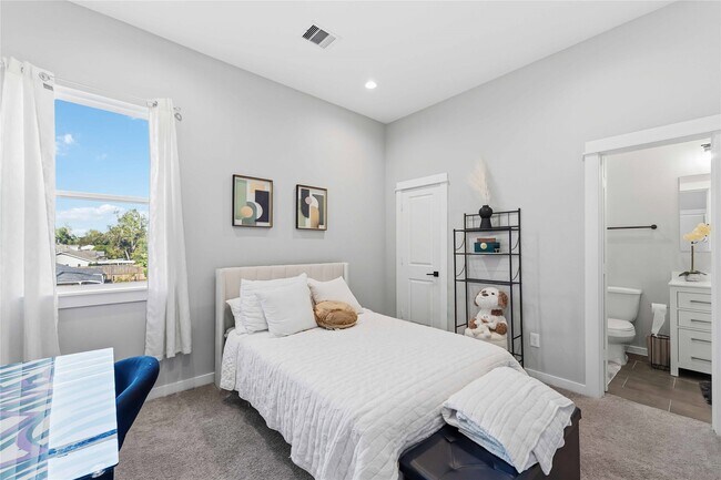 Building Photo - 405 Stonework Garden Ln