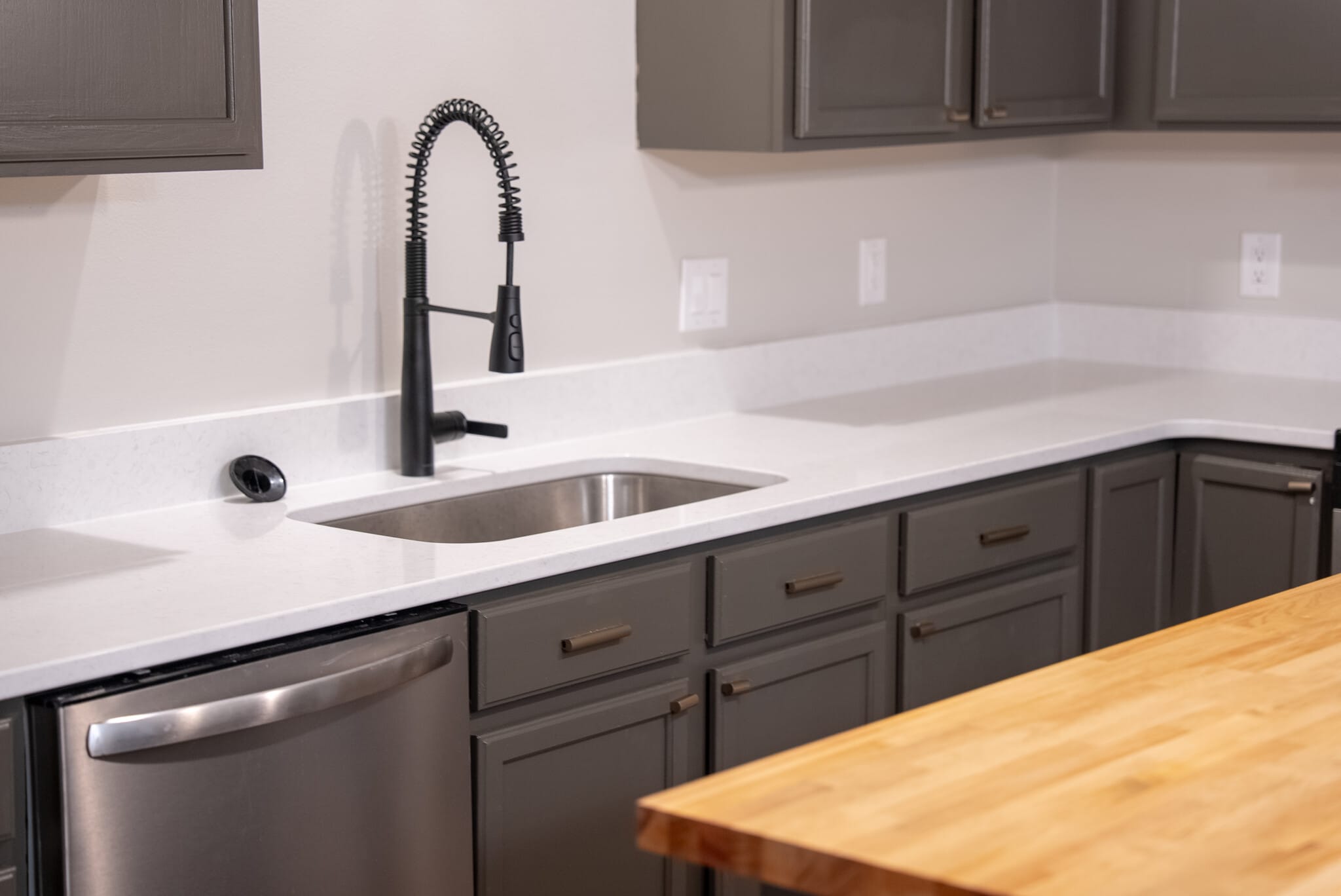 Building Photo - 928 NE Kamies Ln