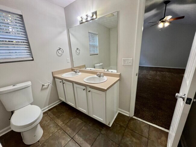 Building Photo - 707 Porter Ln