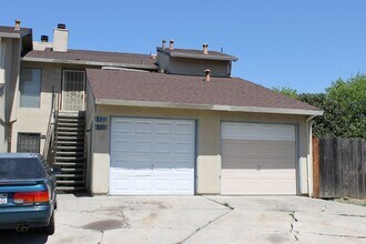 Building Photo - Two Bed, One Bath Triplex with a One Car G...
