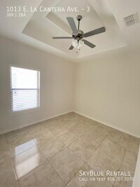 Building Photo - 1013 E la Cantera Ave