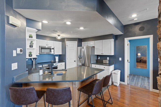 Building Photo - 8120 Stonegate Dr