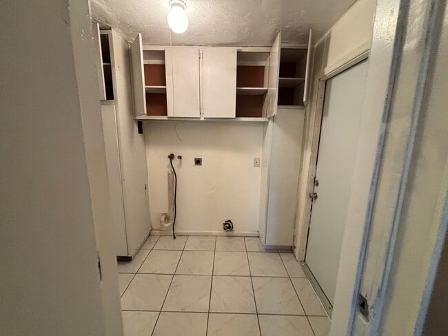 Building Photo - 4 Bedroom 1 1/2 Bathroom Single Family House