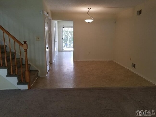 Building Photo - 121 Sassafras Ct