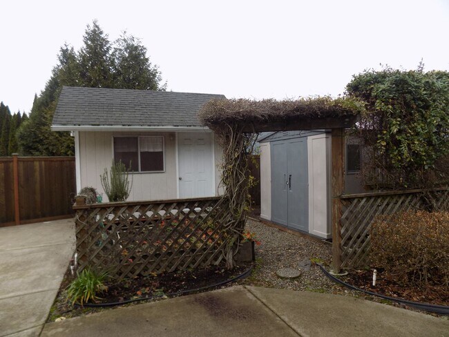 Building Photo - Gorgeous Three Bed Two Bath With RV Area a...