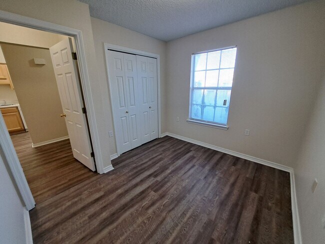 Building Photo - Cute 2BR/1BA in NE Pensacola