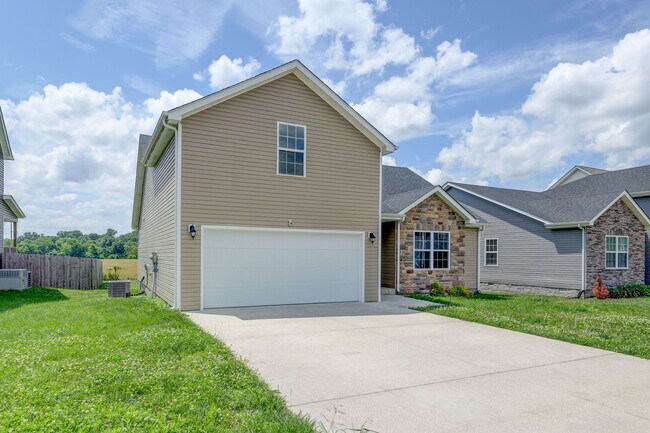 Building Photo - Sharp 3 bed 2 bath with Bonus room and nice fenced yard.