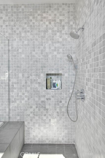 Building Photo - 1825 N Kenmore Ave