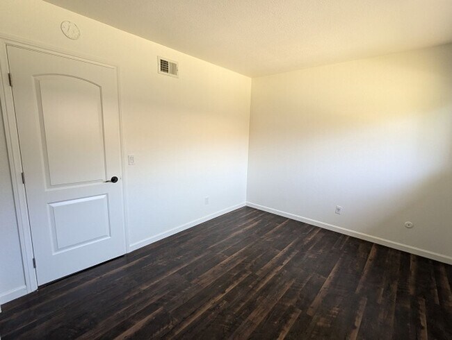 Building Photo - 2 Bedroom-1 Bathroom Condo in Santee (Tras...