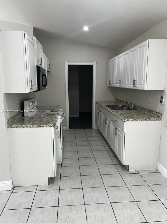 Building Photo - 7221 SW 11th Ct
