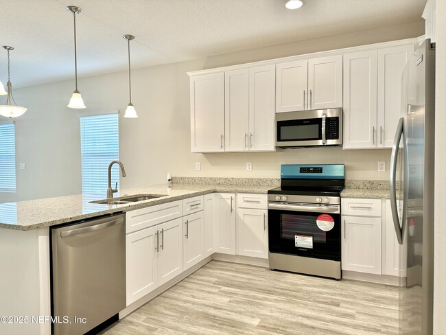 Building Photo - 826 5th Ave S