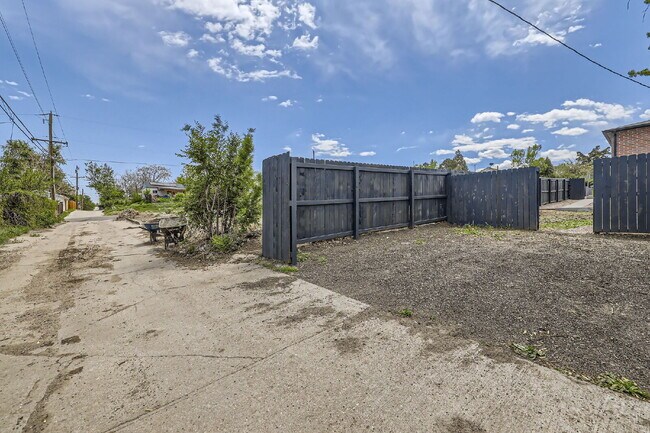 Building Photo - Renovated Duplex with Private Entrance