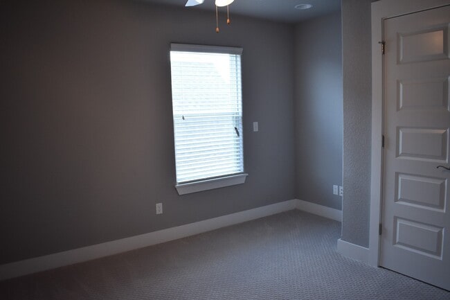 Building Photo - 4 Bedroom 3.5 Bathroom Home in the heart of Fayetteville, AR!!