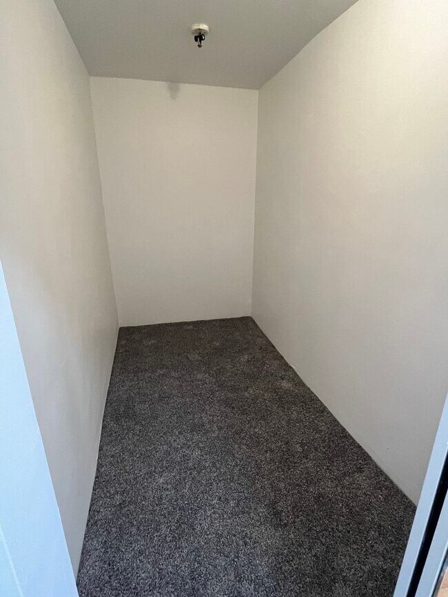 Building Photo - 8016 S Halsted St