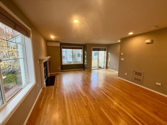 Building Photo - Greenlake Townhome